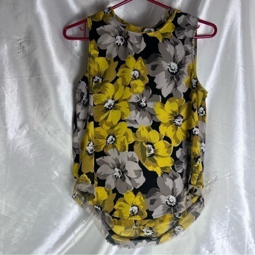 Who What Wear Dark Floral Sleeveless Blouse – Office-Ready Chic (XS)